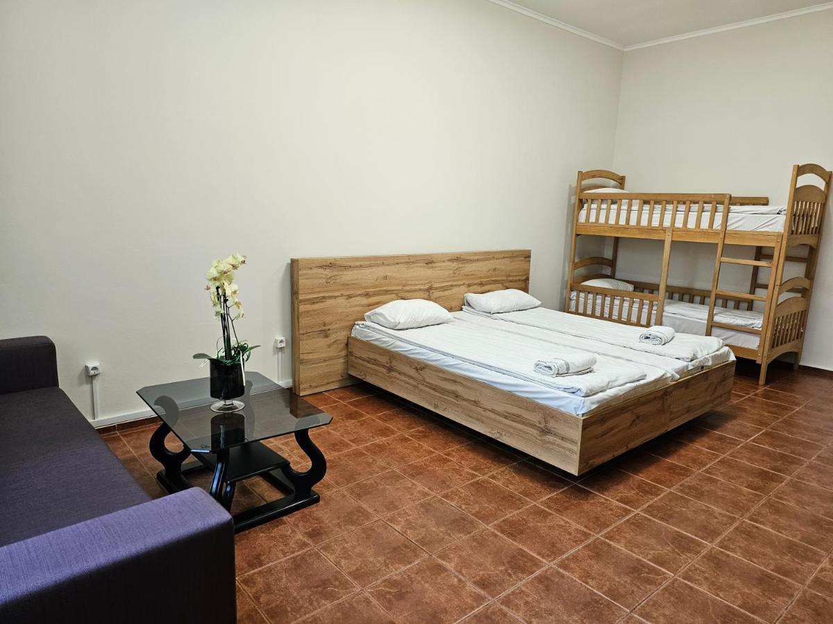 Coin Apartments & Poshtel Chernivtsi Exterior photo
